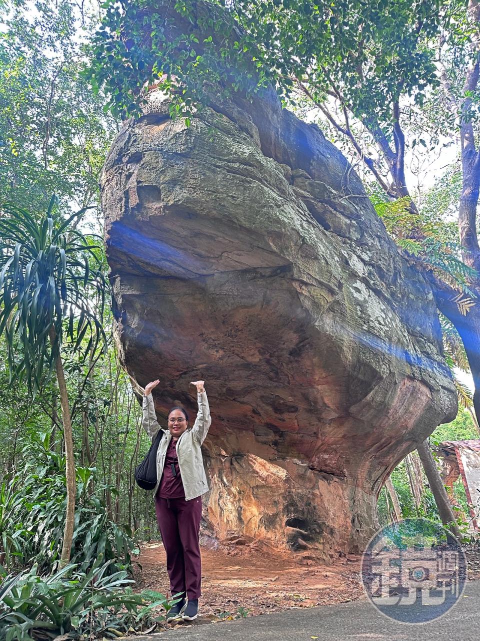 泰國觀光局台北辦事處處長Sarima Chindamat為大家示範和「Mushroom-Shaped Rock」合影的最佳拍照姿勢。