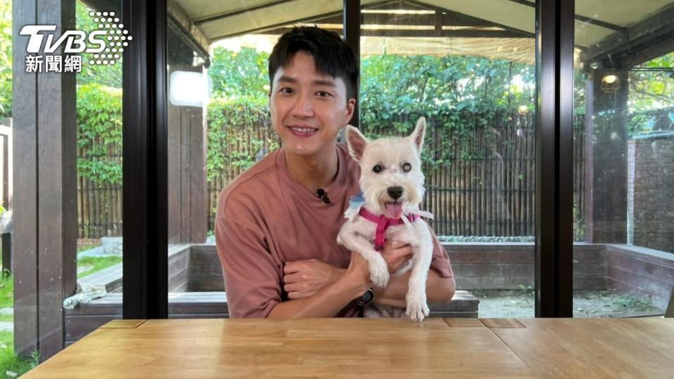 江宏傑到著愛犬「Dogi」出遊。（圖／TVBS）