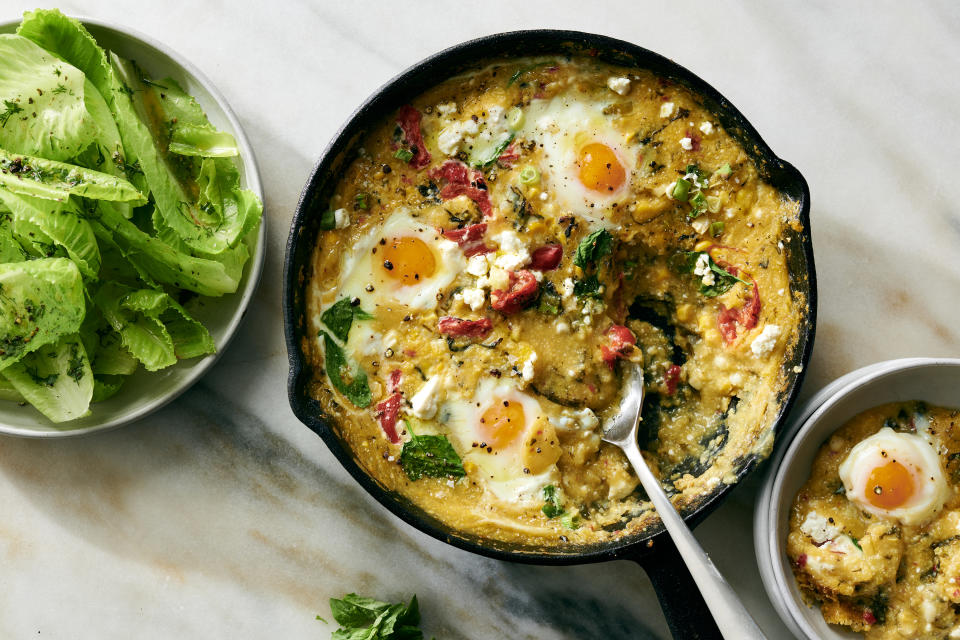 Polenta de elote con huevos horneados, en Nueva York, el 11 de septiembre de 2020. Estilista de alimentos: Simon Andrews. (David Malosh/The New York Times)