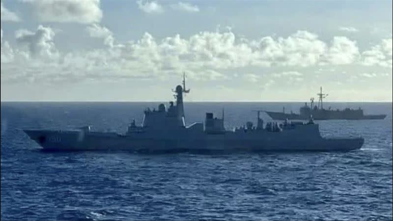 網傳我成功級巡防艦跟監共軍052C長春艦，國防部及海軍這樣說。（圖／翻攝自記者爆料網）