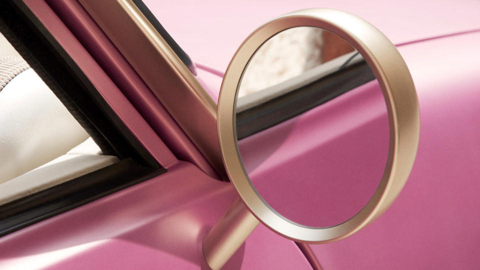Renault 5 Diamant原型粉金後視鏡就像是復古的梳妝鏡。(圖片來源/ Renault)