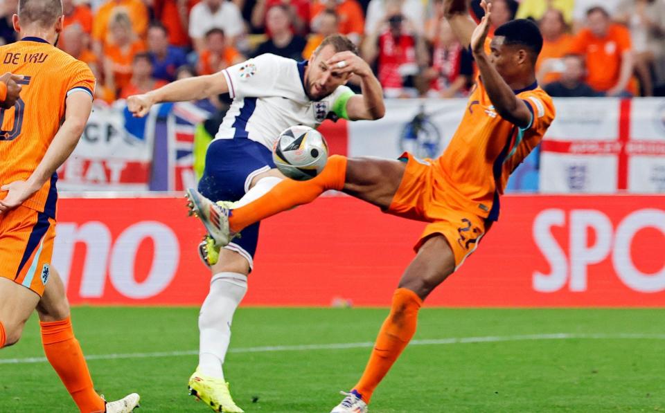 Harry Kane being challeged by Denzel Dumfries