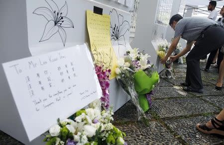 People lay flowers, as they mourn the passing of former prime minister Lee Kuan Yew, outside the Istana in Singapore, March 23, 2015. REUTERS/Edgar Su