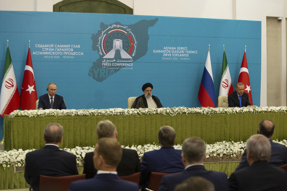 De izquierda a derecha: el presidente de Rusia, Vladimir Putin, el presidente de Irán, Ebrahim Raisi, y el presidente de Turquía, Recep Tayyip Erdogan, durante una conferencia de prensa conjunta en Teherán, Irán, el 19 de julio de 2022. (Arash Khamooshi/The New York Times).