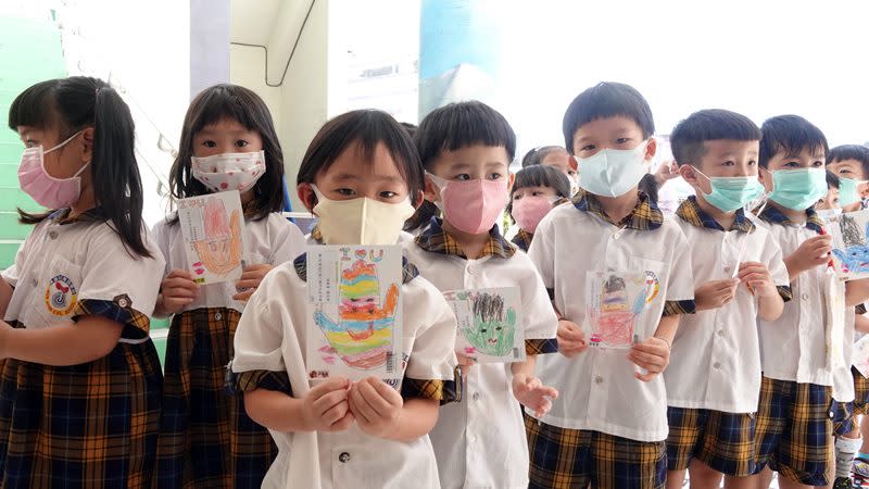 彰化郵局父親節明信片書寫　保進幼兒園傳遞感恩