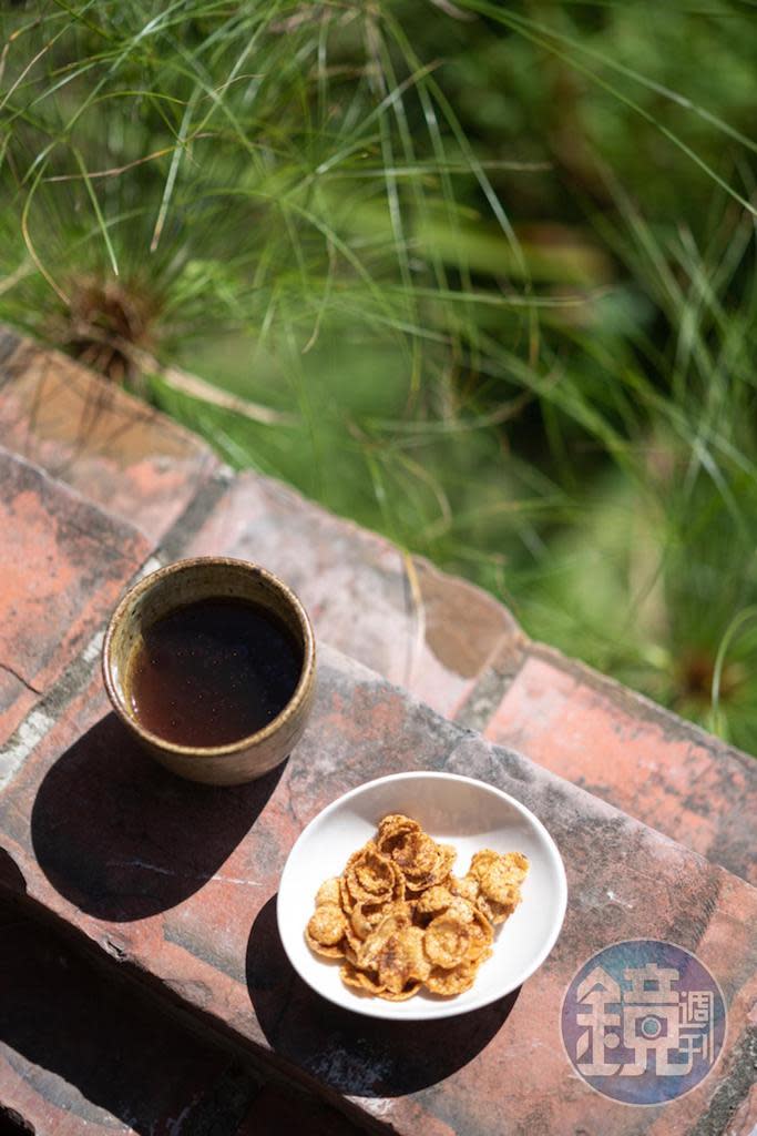 帶有開餐儀式感的「 五菇清湯」，以牛肝箘菇口味的麥片餅乾，搭配4種不同的菇類熬製成濃縮菇清湯，暖胃開脾。