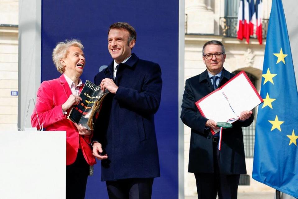 Emmanuel Macron et Claudine Monteil, le 8 mars 2024 place Vendôme lors du scellement de l’IVG dans la Constitution.