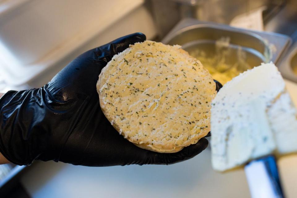 自製麵包塗抹自家調配蒜味奶油醬，香氣逼人。
