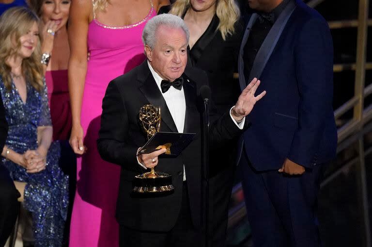 Lorne Michaels, el creador y productor general del programa, con su Emmy 