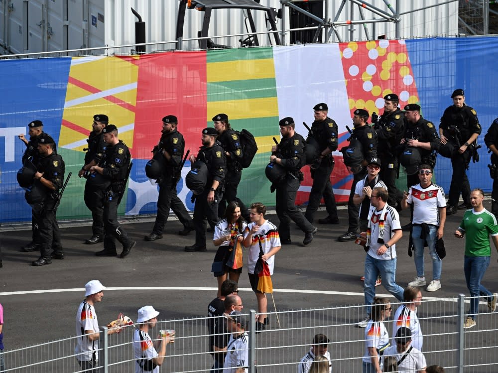 Polizisten beim Spiel in Stuttgart (IMAGO/Jan Huebner)