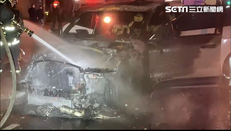 台中男子凌晨喝酒還開車，在派出所前連撞兩車，車頭嚴重燒毀，所幸駕駛及時逃出。(圖/翻攝畫面)