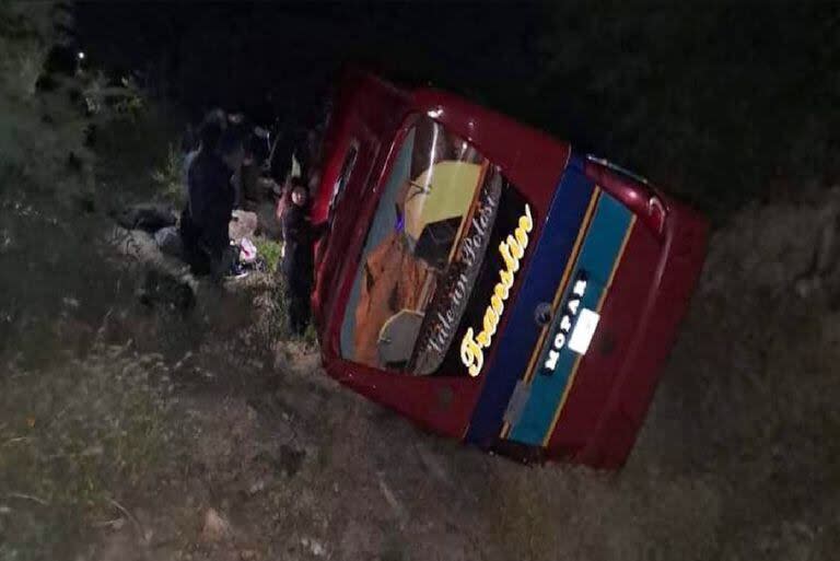 Un trágico accidente sobre la ruta que une a Sucre y Potosí, senda que transitará Boca para enfrentar a Nacional el miércoles, dejó cuatro muertos y 36 heridos