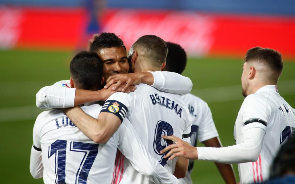 Real Madrid celebrate a Karim Benzema goal against Barcelona in El Clasico - Anadolu Agency /Anadolu 