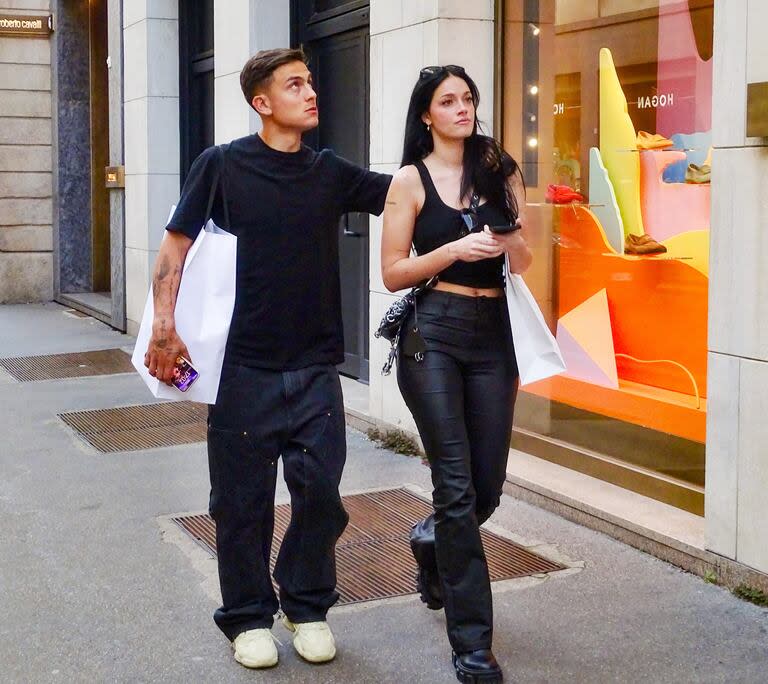 A tres meses de su boda, considerada una de las fiestas del año, Oriana Sabatini y Paulo Dybala disfrutaron de una caminata por via Monte Napoleone, en Milán, después de comprar en Prada. El casamiento será el 20 de julio en una estancia de la provincia de Buenos Aires y asistirán unas 300 personas