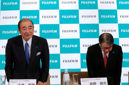 Fujifilm Holdings' Chief Executive Officer Shigetaka Komori (L) and Chief Operating Officer Kenji Sukeno greet attendees after their news conference in Tokyo, Japan January 31, 2018. REUTERS/Kim Kyung-Hoon