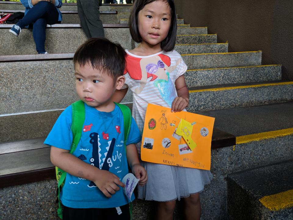 (Ian, 2 (left) and Isabel, 6, who were with their mother Choo Xiao Wei, 42, at the Singapore Zoo on 26 April, 2018 to say goodbye to Inuka. PHOTO: Wong Casandra/Yahoo News Singapore)