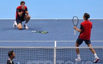 Les Français Pierre-Hugues Herbert et Nicolas Mahut remportent la finale du Masters en double à Londres (6-3, 6-4). Les deux joueurs sont devenus la 8e paire de l’histoire à avoir gagné les quatre tournois du Grand Chelem. (Crédit : Daniel LEAL-OLIVAS / AFP)