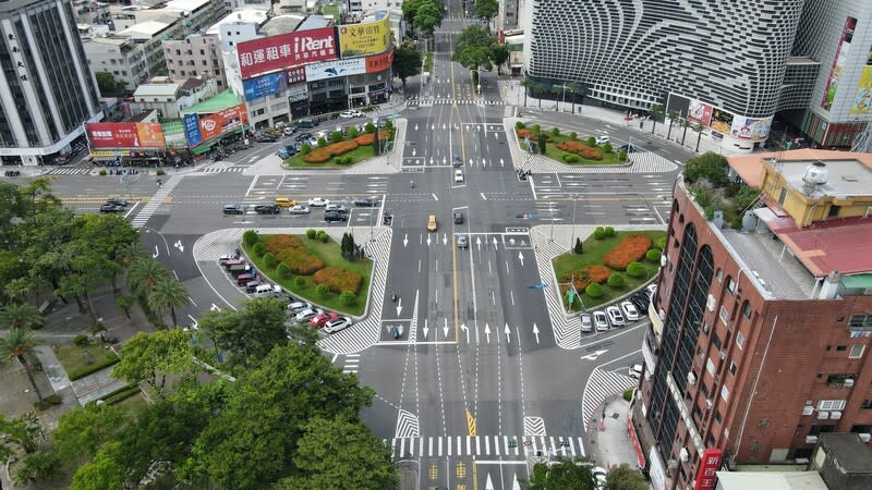 改善人行空間  高市中華五福圓環路口動線再優化 高雄市中華五福圓環位於前金區中華三、四路與五福 三路口，是大立百貨商圈必經路線，為改善通行動 線，市府規劃將圓環內側現有槽化線區域轉化成人行 空間，工程近期動工。 （高雄市工務局提供） 中央社記者蔡孟妤傳真  113年4月9日 