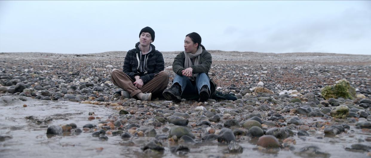 (L-R): Alex Sharp as Will Downing and Jess Hong as Jin Cheng in episode 6 of <em>3 Body Problem</em>.<span class="copyright">Netflix</span>