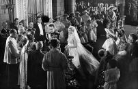 Après le mariage civil célébré le 18 avril 1956 dans la salle du trône du palais, le mariage religieux se déroule en la cathédrale de Monaco le lendemain, en présence de 600 invités. La cérémonie est grandiose. Retransmise en direct dans tout l’Europe, elle est suivie par plus de trente millions de téléspectateurs. (<em>Hulton-Deutsch Collection/CORBIS/Corbis via Getty Images</em>)