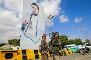 Des soldats yéménites devant un portrait du leader houthiste Abdulmalik Al-Huthi, à Sanaa, la capitale du Yémen, le 18 janvier 2024.. PHOTO MOHAMMED HUWAIS/AFP