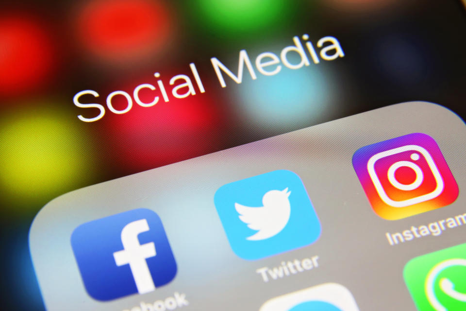 Facebook, Twitter und Instagram Icons auf einem Smartphone