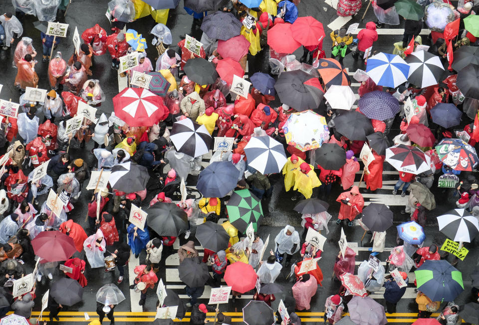 Teachers and supporters hold signs in the rain during a rally on Jan. 14, 2019, in Los Angeles. (Photo: ASSOCIATED PRESS)