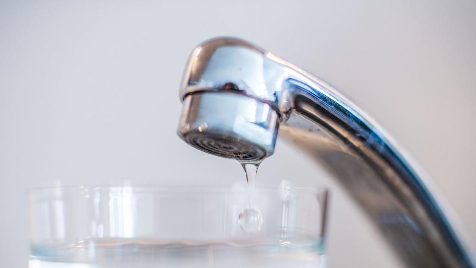 Der Nitratgehalt im Trinkwasser überschreitet dem Umweltbundesamts zufolge seit mehreren Jahren nur sehr selten den Grenzwert. Foto: Lino Mirgeler/Symbolbild