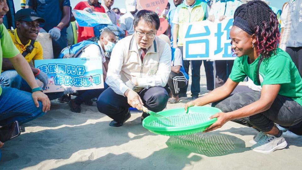 南市環保局廿九日在安平觀夕平台舉辦淨灘活動，長榮大學外籍學生，也到場參加。（環保局提供）