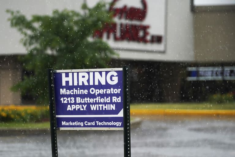 Un anuncio de contrataciones en Downers Grove, Illinois.