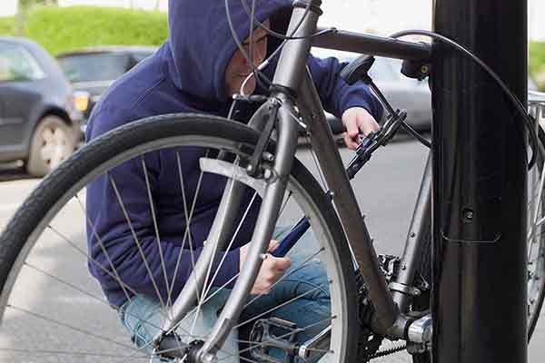 Ladrón intenta robar bicicleta afuera de una estación de policía. Foto: Image Source / Getty Images.