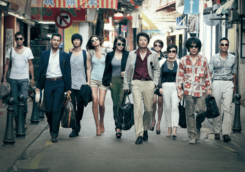 《盜賊門》描述一群盜竊高手，在韓國、香港及澳門的奪寶過程，十名大盜聯手合作一次完美的犯罪，表面上團結一致，但其實各懷鬼胎。（圖／showbox）