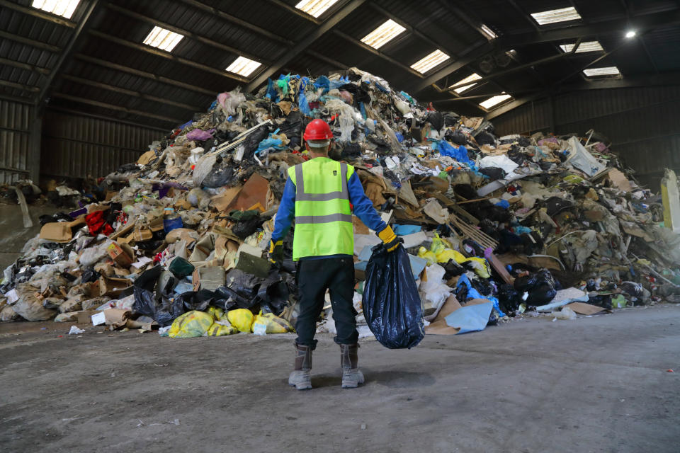 Una montaña de basura a clasificar por un trabajador (Foto: Getty)