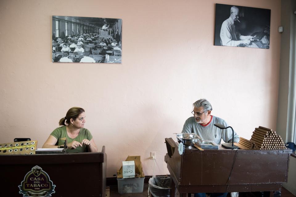 Aleida Francisco and Rodolfo Amaro Beltrán, ambos cubanos, enrollan a mano cigarros en la Casa del Tabaco, en la Pequeña Habana. Los trabajadores del local son cubanos pero el dueño, René Díaz, es de Chile y quiere mantener viva la cultura de la Pequeña Habana. "Esto es lo más cerca de la cultura cubana que pueden llegar sin viajar a La Habana," dijo Diaz.