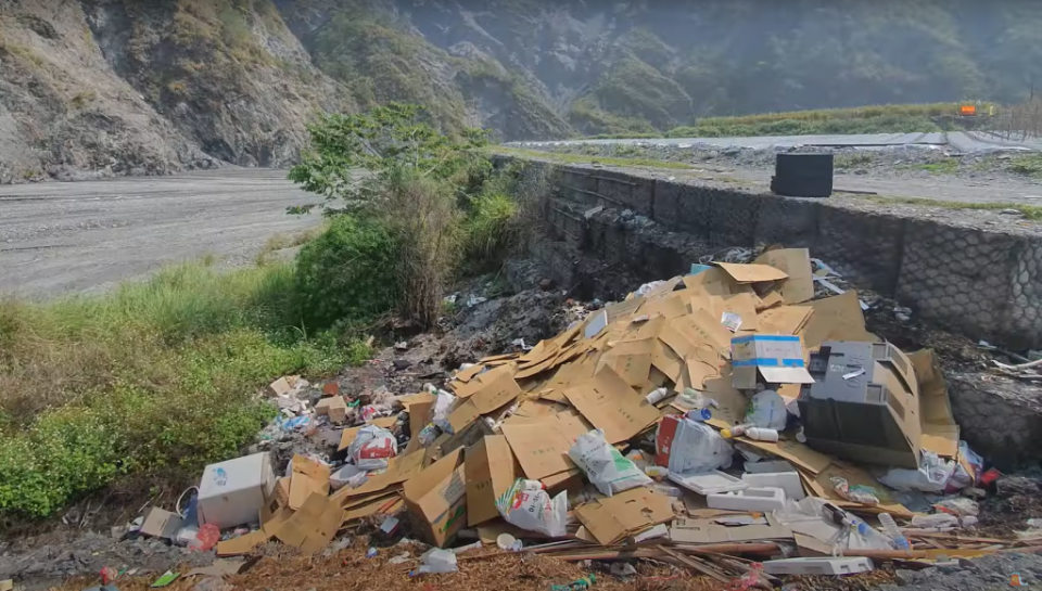 司馬庫斯沿途仍能見到許多垃圾散落滿地。（圖／擷自Youtube頻道Xiaofei小飛）