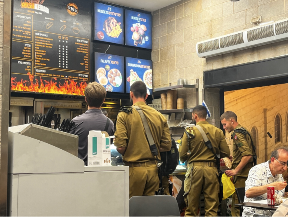 在以色列任何地方都可能遇到持槍的軍人，圖為 Kebab 店。圖／劉郁葶 提供
