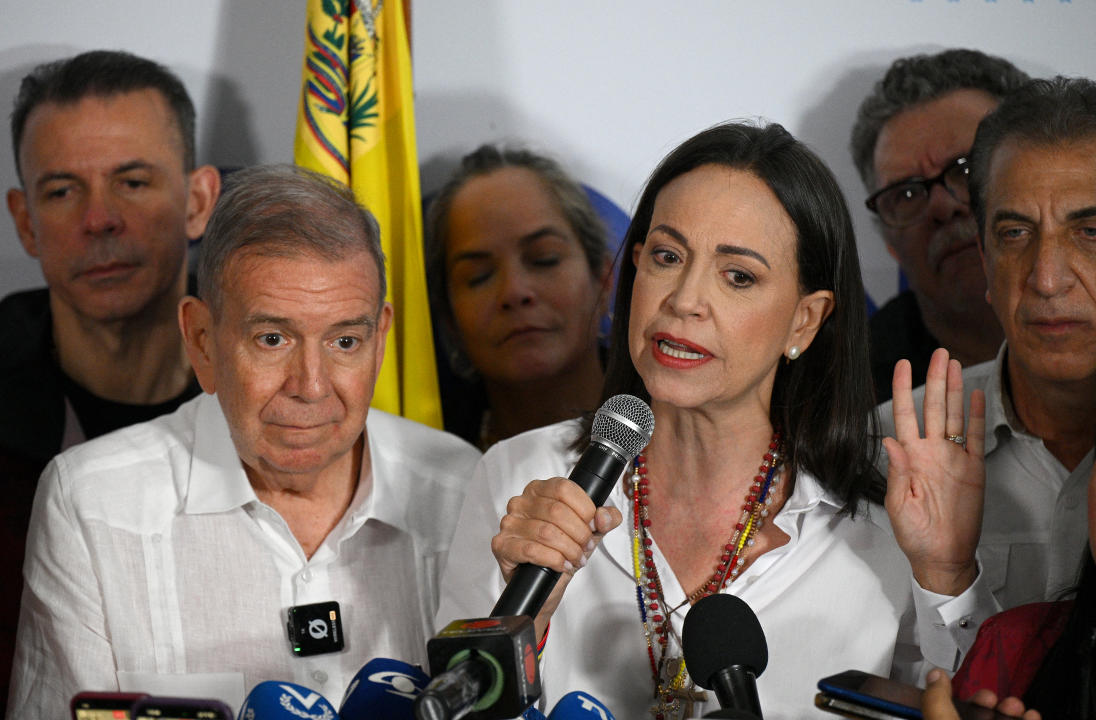 La líder opositora venezolana María Corina Machado habla con los medios de comunicación, acompañada por el candidato presidencial opositor Edmundo González Urrutia, tras los resultados de las elecciones presidenciales en Caracas, el 29 de julio de 2024.