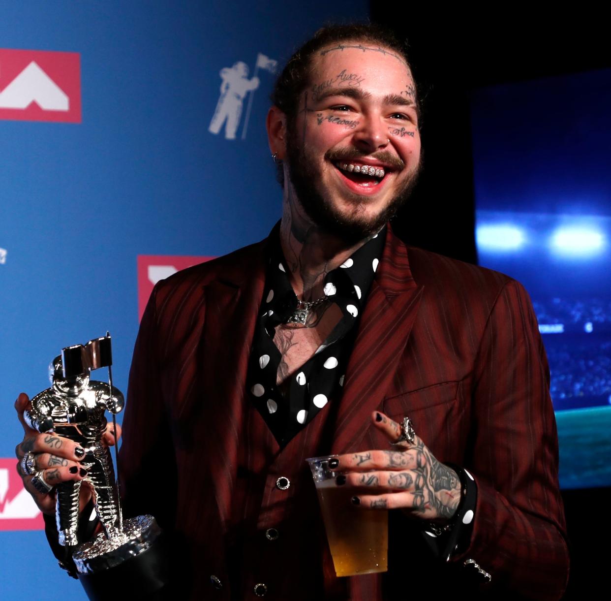 Post Malone poses backstage with his Song of the Year award for "Rockstar" during Monday Night's MTV Video Music Awards in New York. (Photo: Carlo Allegri / Reuters)