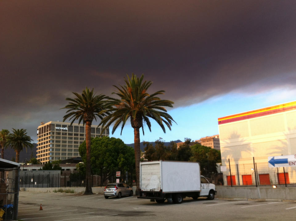 2016 年 7 月 22 日，洛杉矶北部野火燃烧产生的浓烟使加利福尼亚州帕萨迪纳的天空变得黑暗