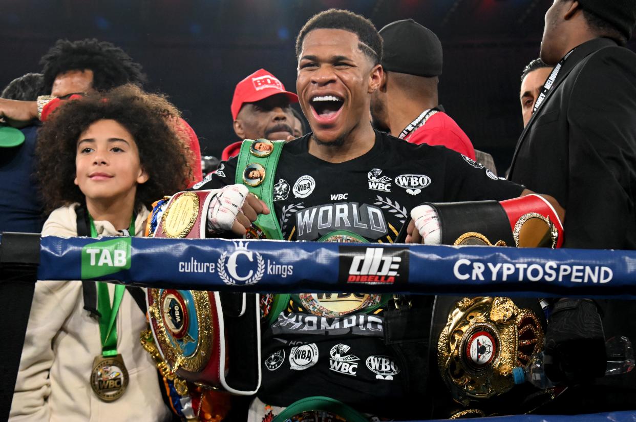 Devin Haney celebra la obtención de las fajas WBA, WBO, IBF y The Ring. Previamente poseía el centro WBC de peso ligero.  (WILLIAM WEST/AFP via Getty Images) become the undisputed lightweight champion of the world in Melbourne on June 5, 2022. - -- IMAGE RESTRICTED TO EDITORIAL USE - STRICTLY NO COMMERCIAL USE -- (Photo by William WEST / AFP) / -- IMAGE RESTRICTED TO EDITORIAL USE - STRICTLY NO COMMERCIAL USE -- (Photo by WILLIAM WEST/AFP via Getty Images)