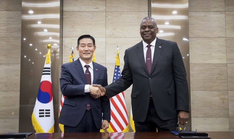 En esta foto proporcionada por el Ministerio de Defensa de Corea del Sur, el secretario de Defensa de Estados Unidos, Lloyd Austin, y su homólogo surcoreano, Shin Won-sik, durante una ceremonia de firma de la 55ª Reunión Consultiva de Seguridad (SCM), en Seúl, el lunes 13 de noviembre de 2023. 