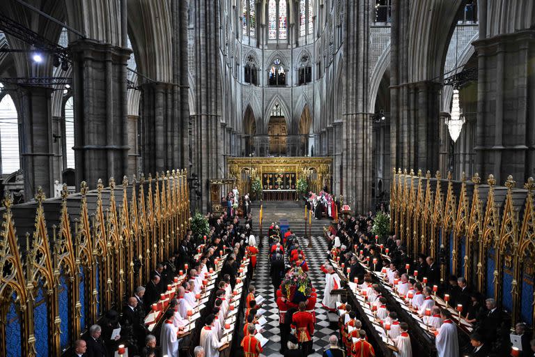 Una vista general muestra el féretro de la reina Isabel II, cubierto con el estandarte real, siendo llevado al interior de la Abadía de Westminster en Londres el 19 de septiembre de 2022, antes del Servicio Funeral de Estado.