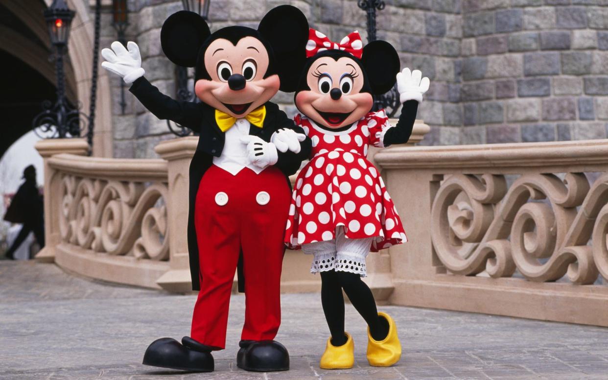Ein rotes Kleid mit weißen Punkten, so kennt man Minnie Maus. Anlässlich des Disneyland-Paris-Jubiläums wurde ihr nun ein neues Outfit verpasst - ein blauer Hosenanzug. (Bild: Pascal Della Zuana/Getty Images)
