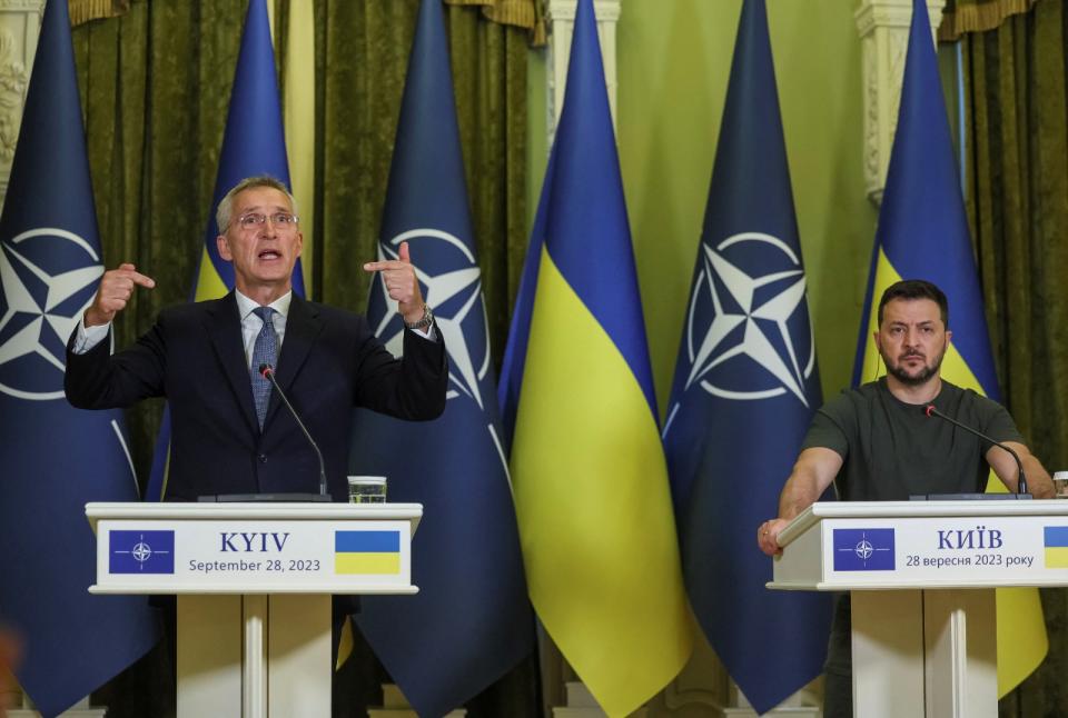 北約秘書長史托騰柏格（左）28日訪問烏克蘭，在基輔與總統澤倫斯基召開聯合記者會。路透社
