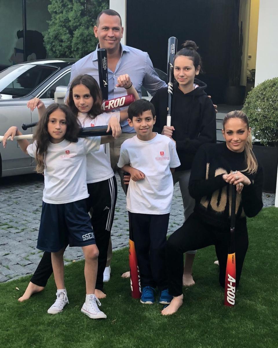 Álex Rodríguez y Jennifer López junto a sus hijos.<a href="https://www.instagram.com/arod/?hl=en" rel="nofollow noopener" target="_blank" data-ylk="slk:Foto: Álex Rodríguez/Instagram;elm:context_link;itc:0;sec:content-canvas" class="link "> Foto: Álex Rodríguez/Instagram</a>