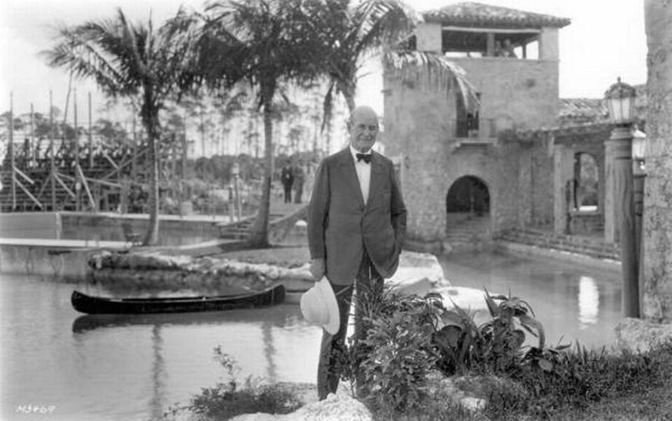 William Jennings Bryan en el Venetian Pool de Coral Gables en 1925. Hace más de un siglo, el político populista y futuro vecino de Brickell Avenue arremetió contra el patrón oro que sustentaba el empate monetario entre Estados Unidos y Gran Bretaña.