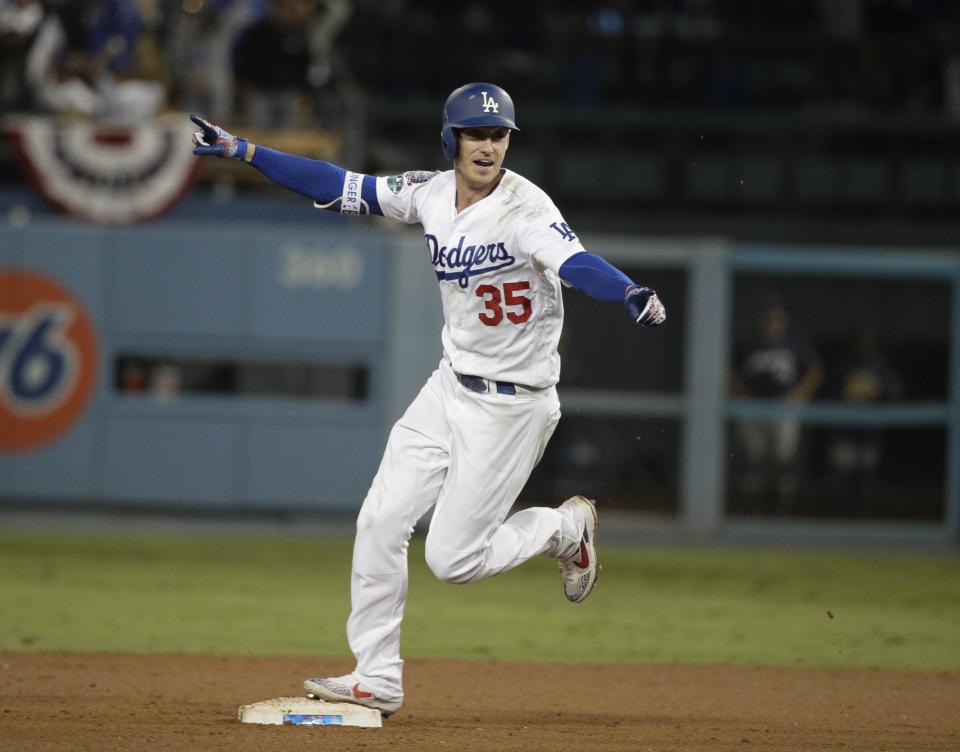 El jugador de los Dodgers de Los Ángeles Cody Bellinger reacciona tras pegar el hit definitivo que selló la victoria de su equipo en el 13er inning y cerró el Juego 4 de la Serie de Campeonato de la Liga Nacional ante los Cerveceros de Milwaukee, el 16 de octubre de 2018, en Los Ángeles. (AP Foto/Jae Hong)