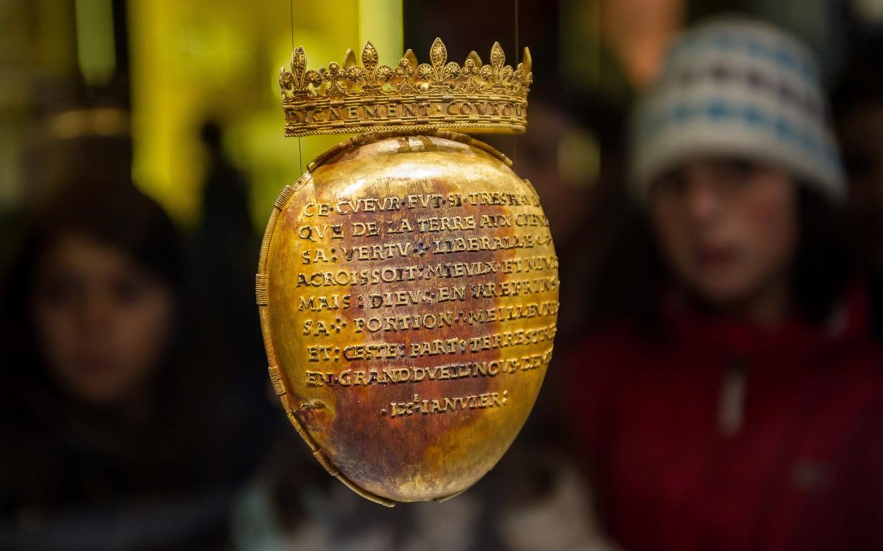 Schoolchildren look at the relic of the heart of the French queen Anne of Brittany - AFP