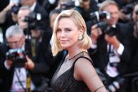 Manchmal reicht es, eine Brille zu tragen, um zum Mobbing-Opfer zu werden. Schauspielerin Charlize Theron musste das am eigenen Leib erfahren: "Ich hatte eine Streber-Brille, weil ich total blind war, und die Jungs mochten mich nicht. Ich hatte nie einen Freund, war aber ständig verliebt", erzählte sie dem Magazin "People". (Bild: Chris Jackson/Getty Images)