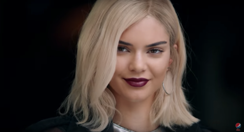 Zum Fremdschämen: Die schlimmsten Momente aus Kendall Jenners Pepsi-Werbung
